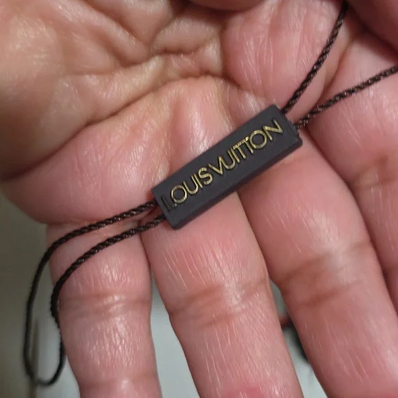 Louis Vuitton NWT Black and Red Scarf - Picture 10 of 11